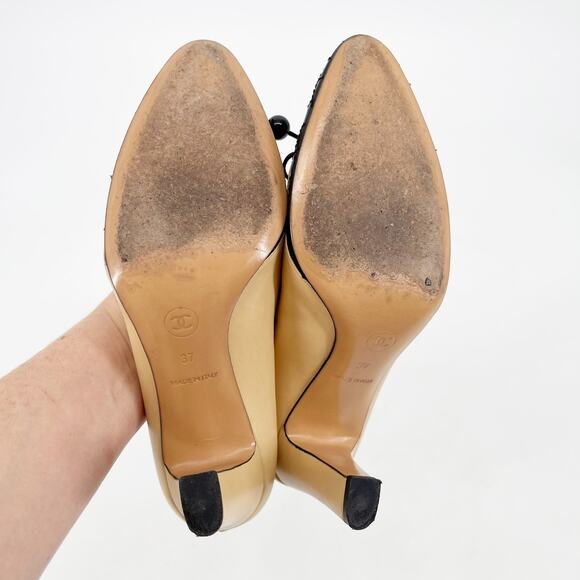 Chanel Vintage Beige with Black Quilted Cap Toe CC Bow Heels EU 37 Leather Pumps - Picture 13 of 15